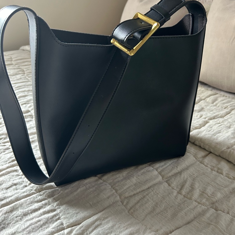 Elegant Black Leather Shoulder Bag
